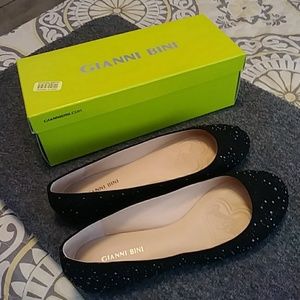 BRAND NEW...NEVER WORN GIANNI BINI FLATS